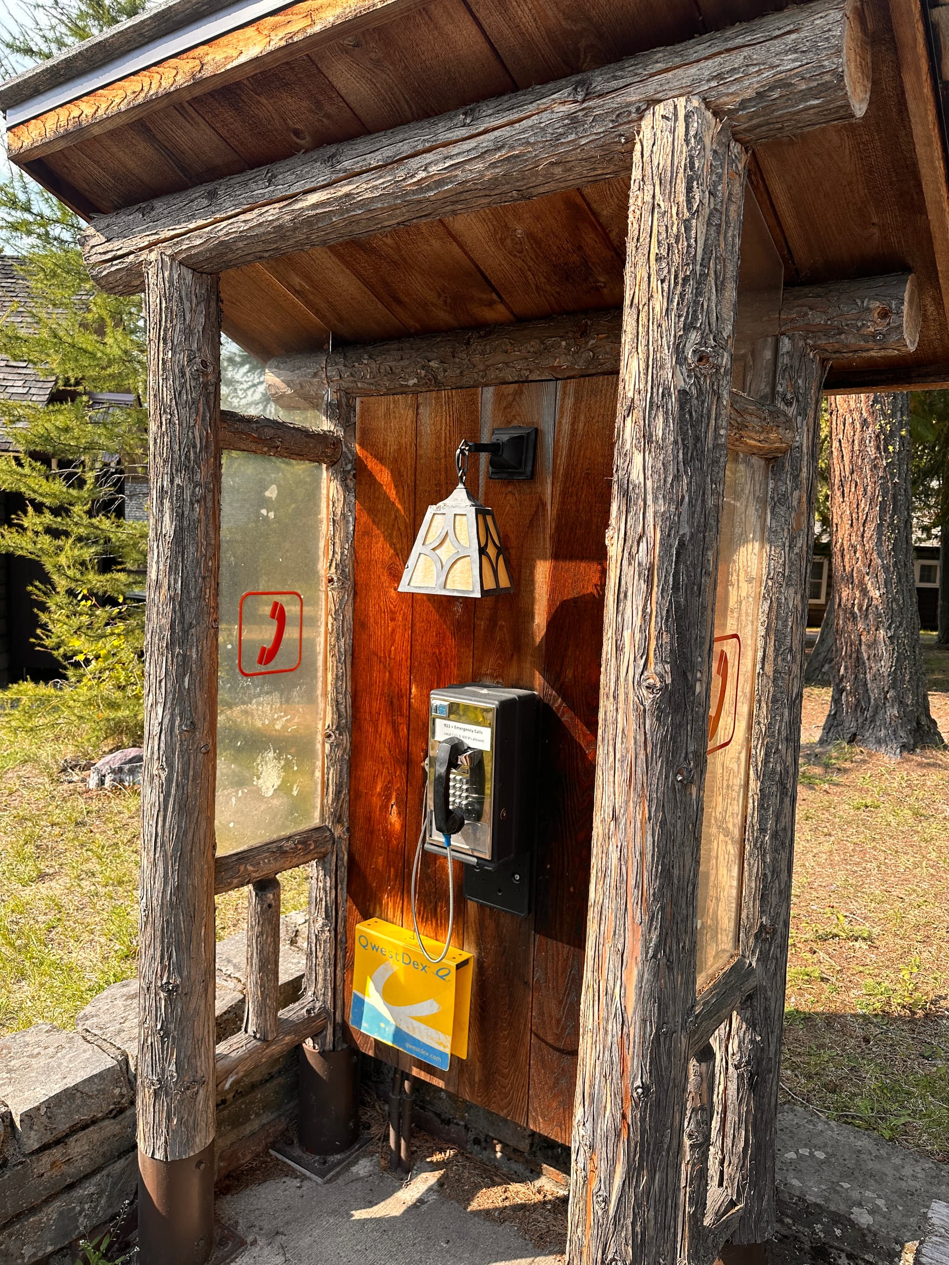 Czerwona budka telefoniczna – zdjęcie w sekcji kontakt